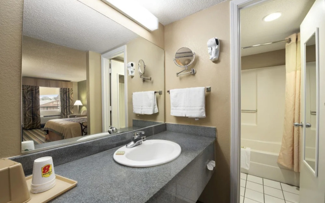 Super 8 Meridian
