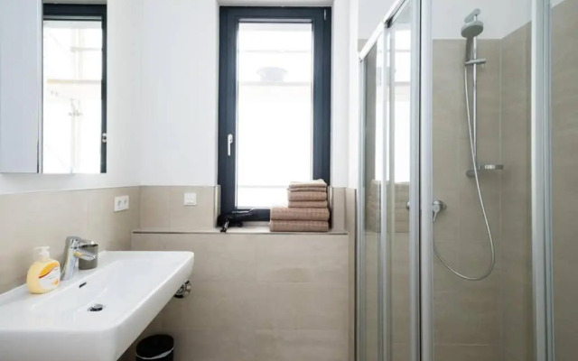 2 Bedroom Mauerpark-Apartment, Berlin Mitte View calendar
