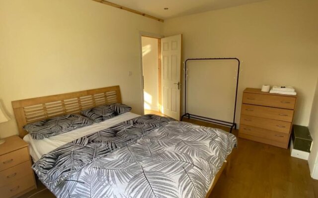 1-bed Unit 10 Minute Drive From Hellfire Caves