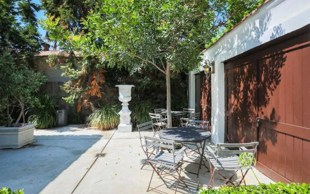 Elegant Home in the Heart of LA 2 Bedrooms 1 Bathroom Duplex