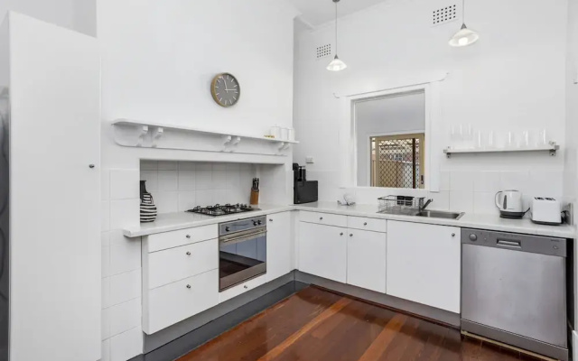 Chic Semi-detached 2-bed Home With Outdoor Dining
