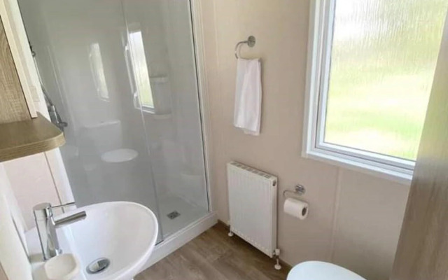 Impeccable 3-bed Cabin in Tattershall, UK
