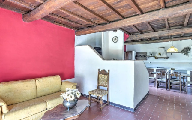 Attractive Farmhouse in Tuscany With Swimming Pool