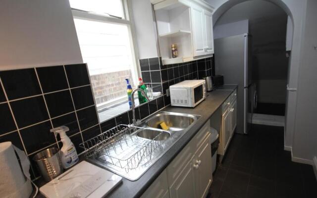 Eversley Gardens -Apt A