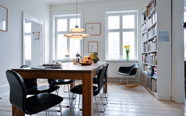 Beautiful 2-Bedroom Apartment with Designers Furniture in Downtown Copenhagen