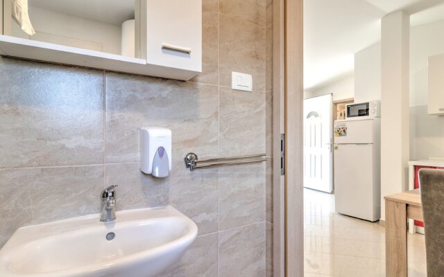 Cozy Holiday Home in Banjole near Pula City Center