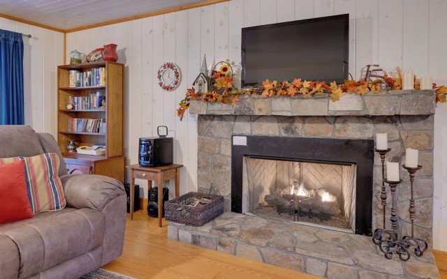 Creekside Family Retreat by Waterfalls & Hiking!