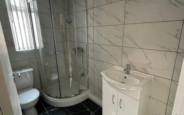 Luxe Spacious 5-bed House in Liverpool
