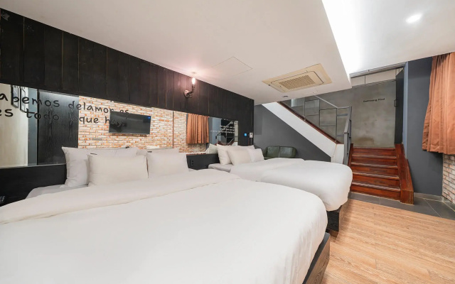 Hotel 2.4