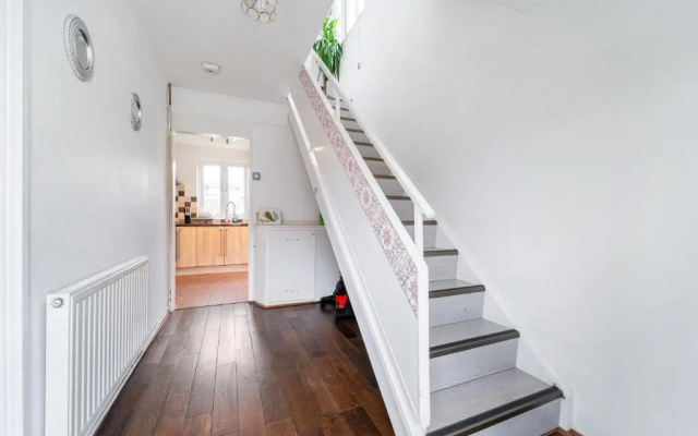 Dwellers Delight Living Ltd Serviced Accommodation, Chigwell, London 3 bedroom House, Upto 7 Guests, Free Wifi & Parking