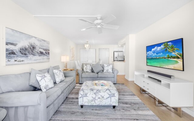 Inviting Condo on Beach With Pool and Tennis Courts