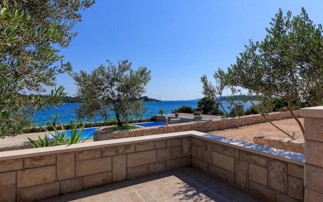 Beachfront Luxury Villa w. Pool & Large Garden