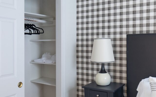 Premier Theater District Suites by Sonder