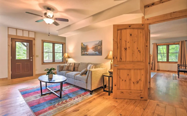 Decks & Mountain Views: Waynesville Getaway!