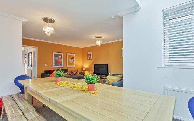 Central Big House | Large Group House | 4 Bedrooms 3 Bathrooms | Roof Terrace | City Centre