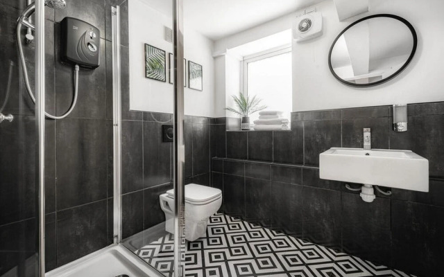 Beautiful 4BD Family Home Burley Leeds
