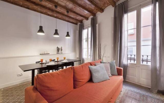 Welcoming 2 Bed With Balcony in Gracia