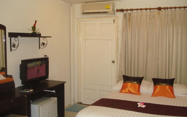 3rd Street Cafe & Guesthouse
