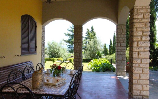 Stunning private villa with WIFI, private pool, TV, terrace, pets allowed, parking, close to Arezzo