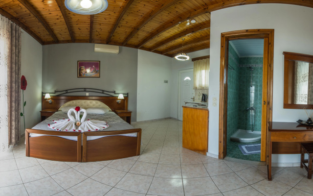 Makis Studios & Apartments