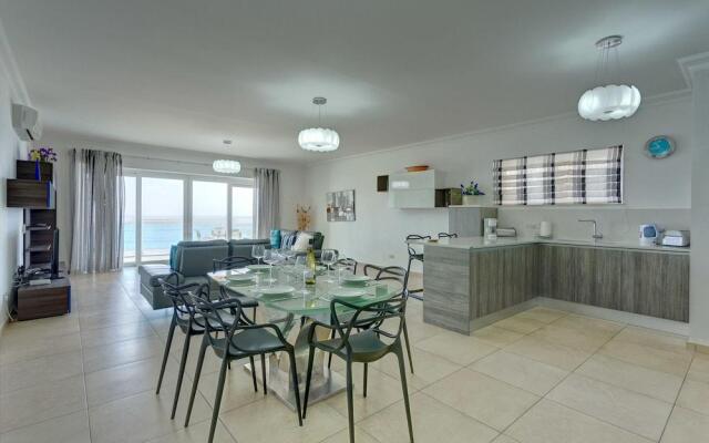 Stunning Seafront Lux Apt wt Pool, Upmarket Area