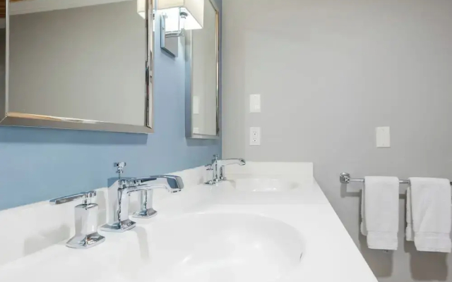 Boothbay Harbor Oceanside Inn