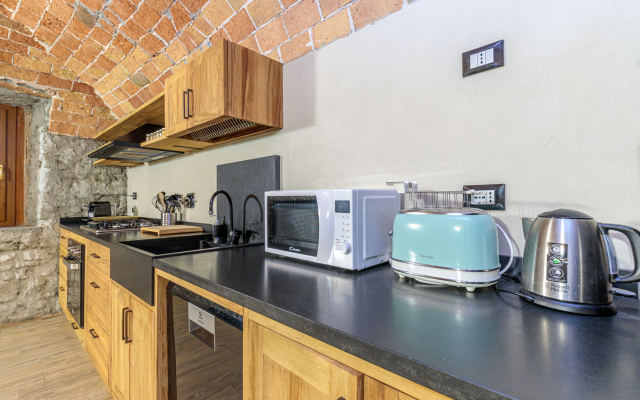 Cascina Liebe with sauna among vineyards