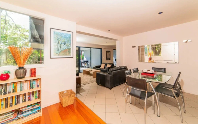 Breezy 4 Bedroom Queenslander in Balmoral