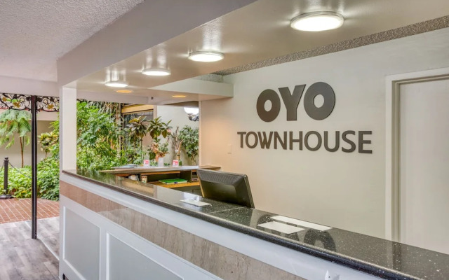 OYO Townhouse Tulsa Woodland Hills