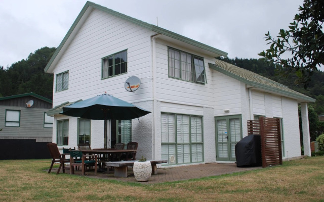 Kiwi Kuta with direct beach access - Matarangi Holiday Home