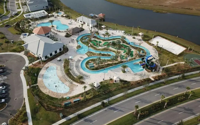 Amazing 4bdr Near Parks w Pool