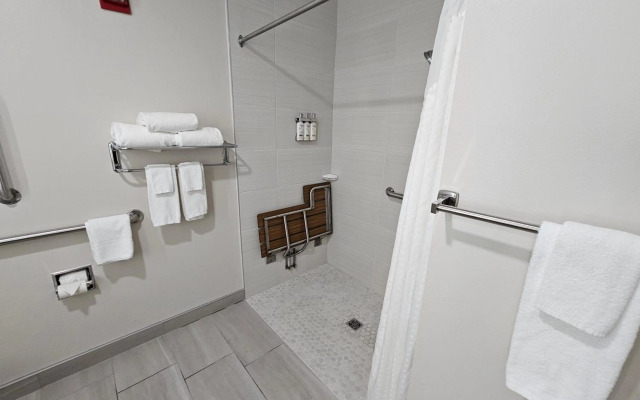 Holiday Inn Express Hotel & Suites Cincinnati-Blue Ash by IHG