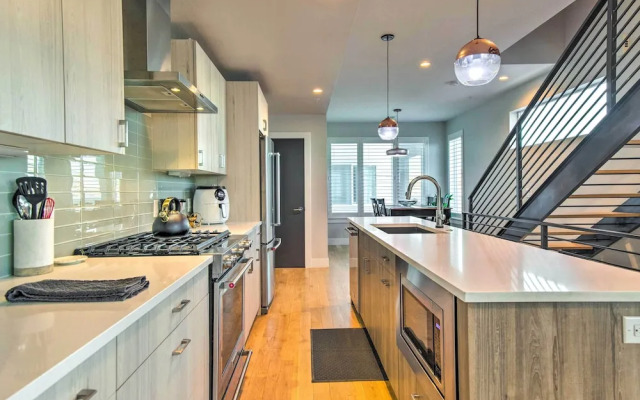 Luxe Denver Townhome: Hot Tub + City Views!