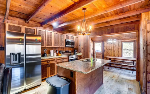 Gatlinburg Cabin: Hot Tub & River Views