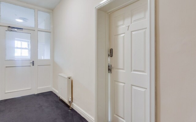 Restful Apartment in Coventry Near Fargo Village