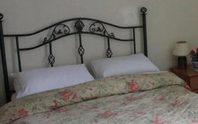 OYO Rose & Crown Hotel
