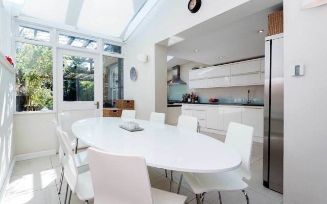 Veeve - Finsbury Garden