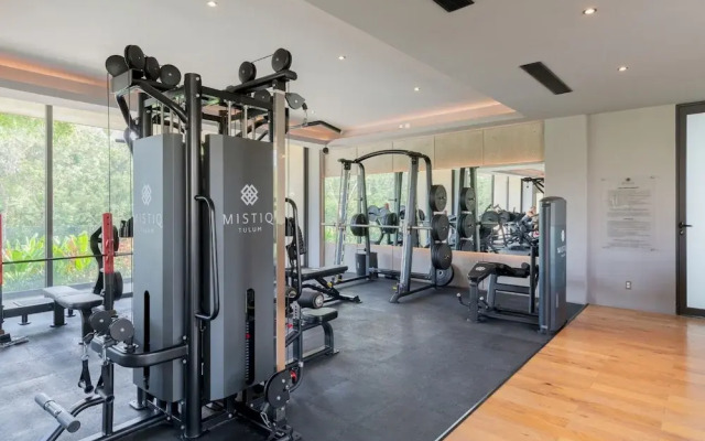 Luxurious Studio Best Ameneties GYM Stunning Pools Shuttle Service Wifi