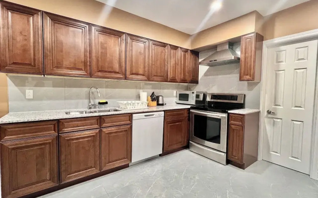 Upgraded Rooms with Bath 7-min to Subway Near Downsview Rogers Stadium
