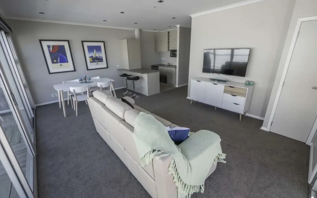 Seaview 1BR Apartment with Amazing Deck