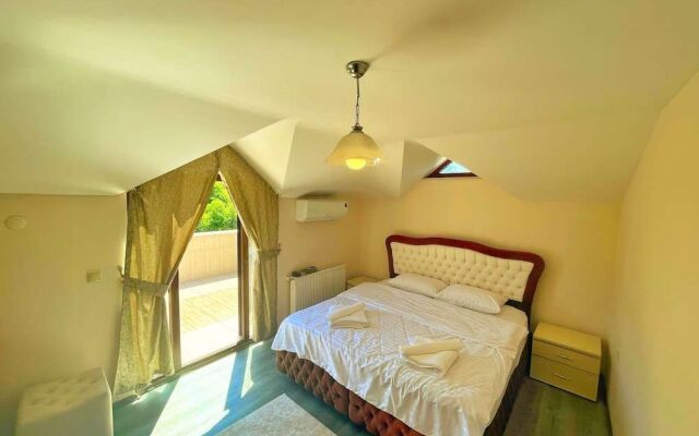Lustra Garden Suite