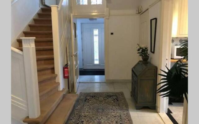 Vrijstaande rietgedekte villa nabij uitvalswegen