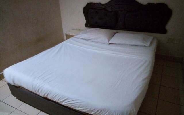 OYO 90376 Centre Point Hotel