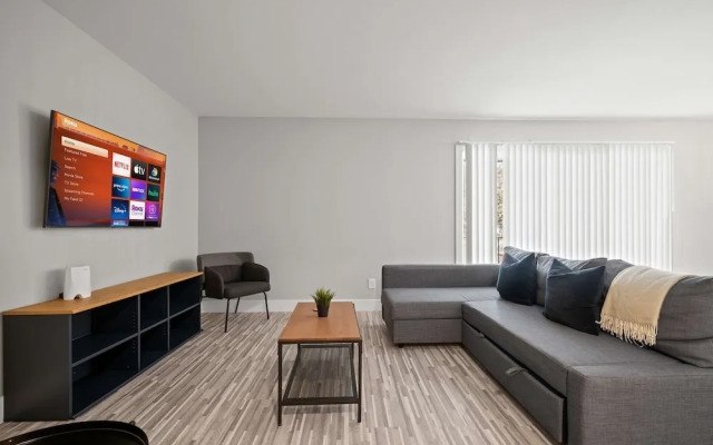 Spacious 2BR 2BA Apartment in the City