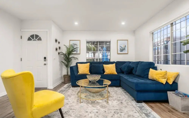The Avalon - Modern Colorful w Private Parking