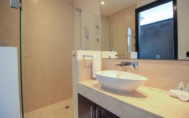 Apt in Exclusive Building by Olahola