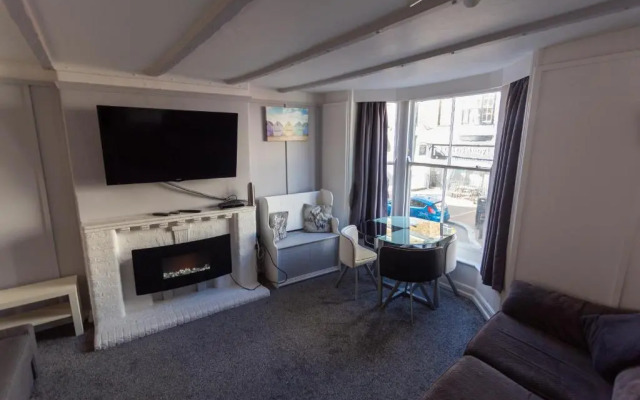 Ocean Apartment, 50 yds to Beach, Sleeps 10