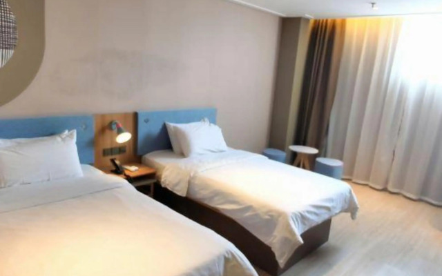 Yijia Hotel (Xinyi Railway Station Nanjing Road)