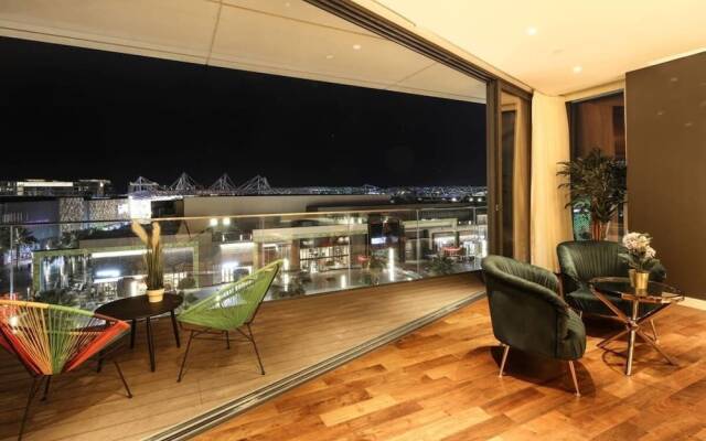Explore City Walk From an Exquisite Sanctuary
