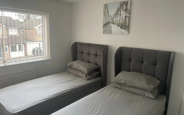 4 Bed Comfy House in Birmingham